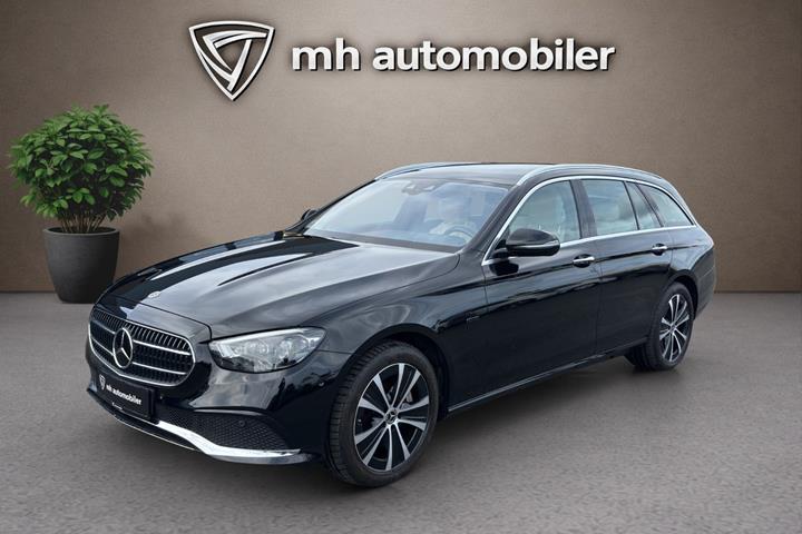 Sort Mercedes E300 de fra 2021 set udefra