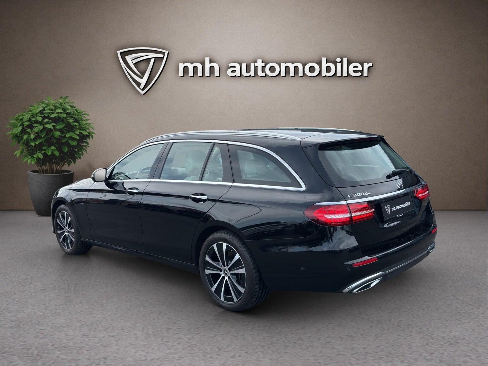 Sort Mercedes E300 de fra 2021