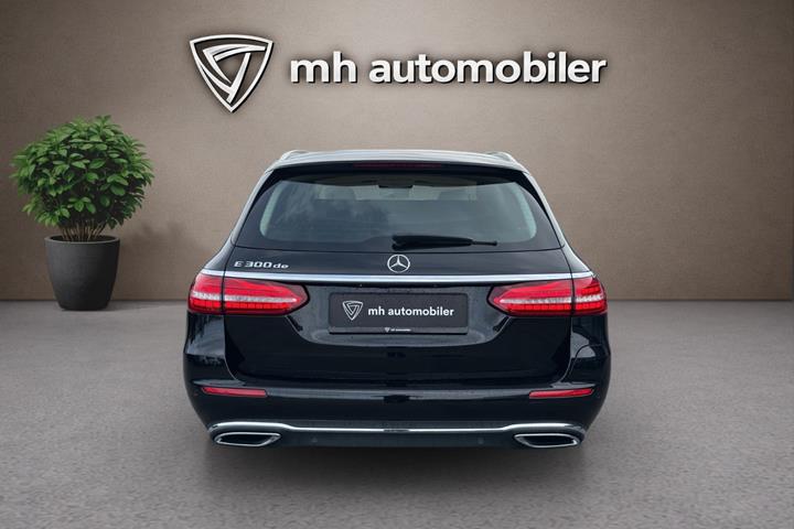 Sort Mercedes E300 de fra 2021
