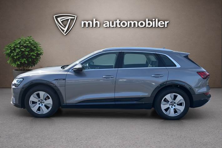 Grå Audi e-tron fra 2022