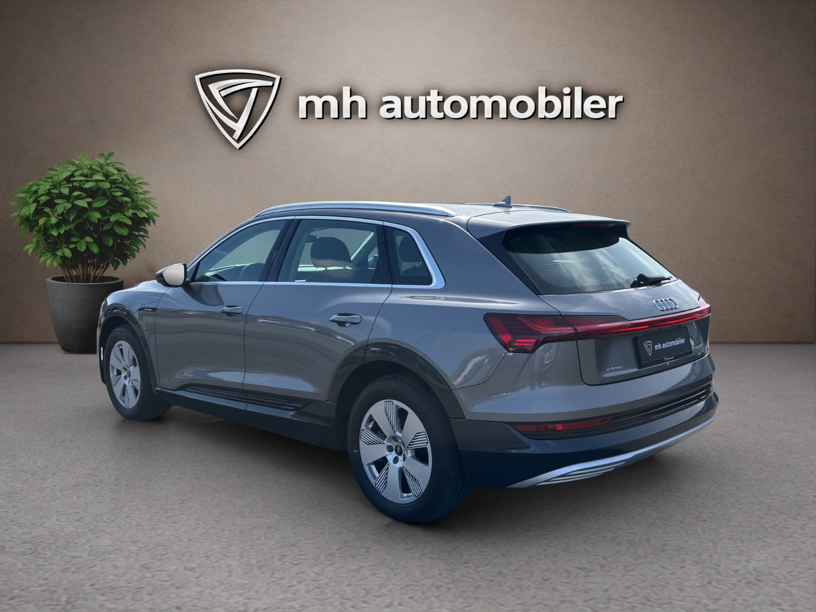 Grå Audi e-tron fra 2022