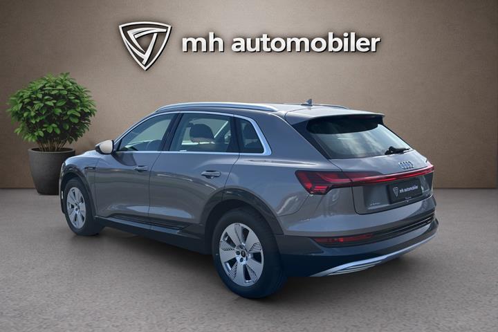 Grå Audi e-tron fra 2022