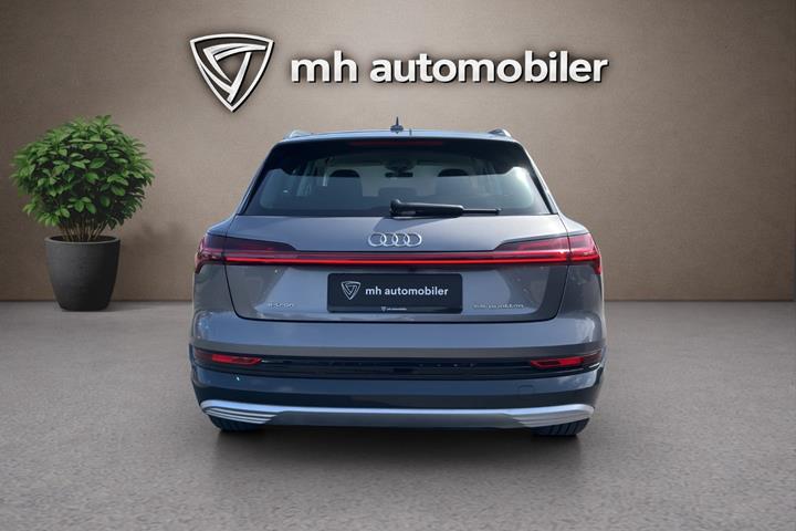 Grå Audi e-tron fra 2022