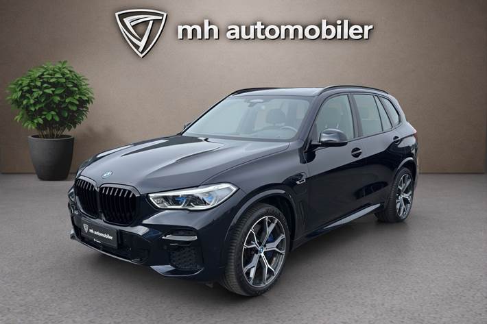Sort BMW X5 fra 2023 set udefra