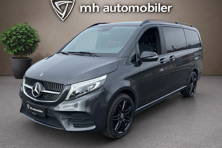Grå Mercedes V300 d fra 2021 set udefra