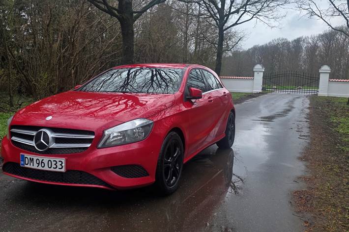 Rød Mercedes A-Klasse fra 2015