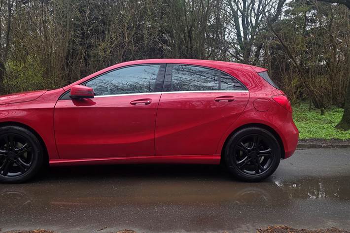 Rød Mercedes A-Klasse fra 2015