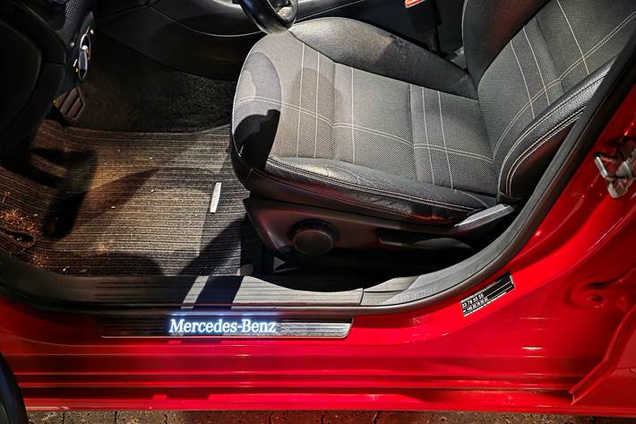 Rød Mercedes A-Klasse fra 2015