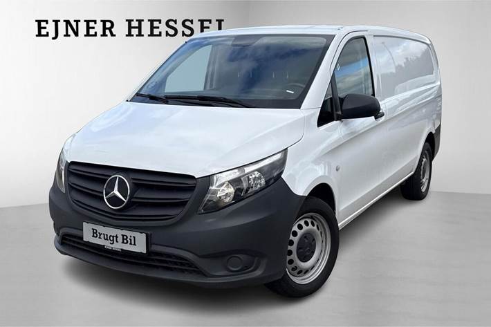 Hvid Mercedes Vito 114 fra 2023 set udefra