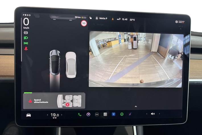 Grå Tesla Model 3 fra 2020