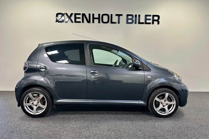 Grå Toyota Aygo fra 2012