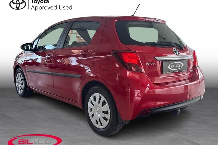 Rød Toyota Yaris fra 2016