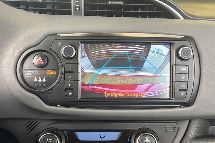 Rød Toyota Yaris fra 2016