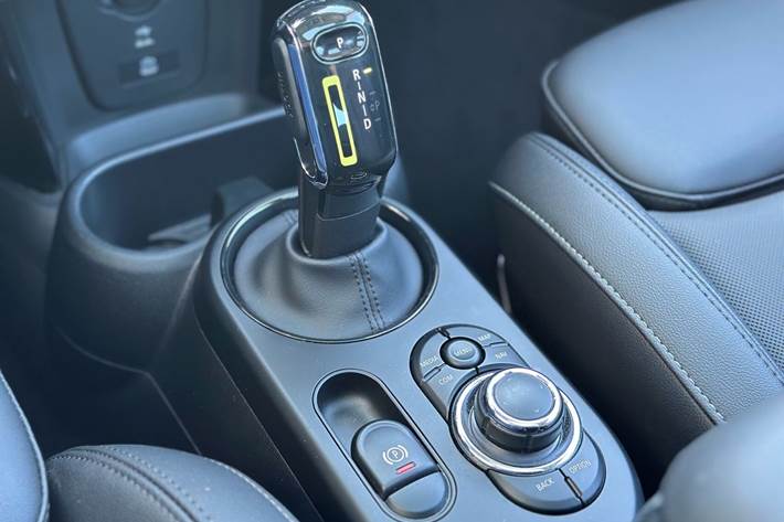 Blå Mini Cooper fra 2022