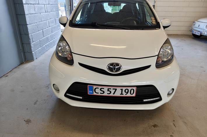 Gul Toyota Aygo fra 2013