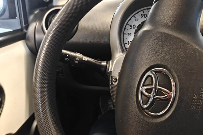 Gul Toyota Aygo fra 2013