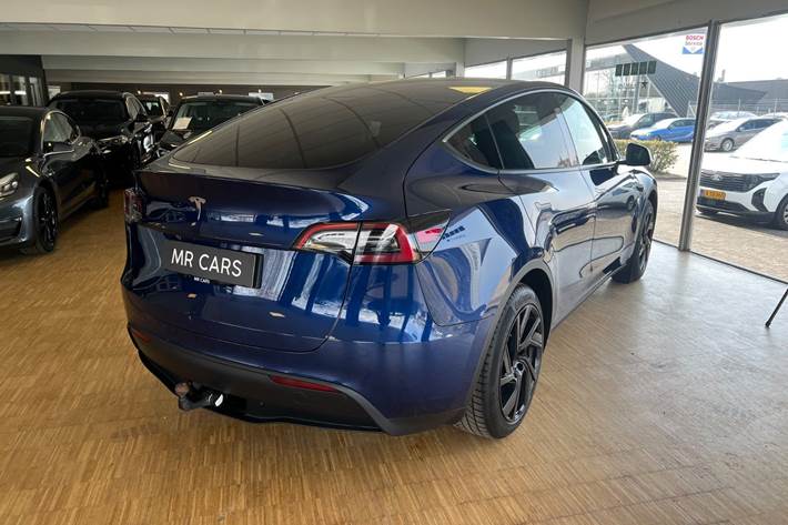 Grøn Tesla Model Y fra 2023