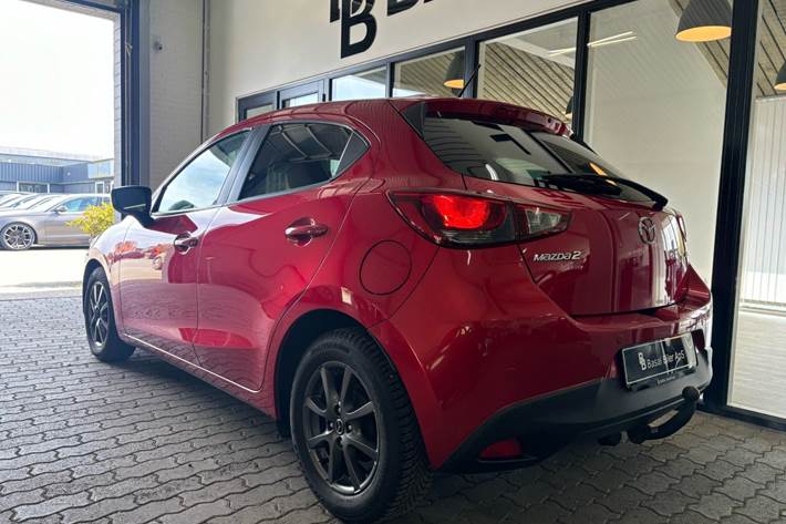 Rød Mazda 2 fra 2015