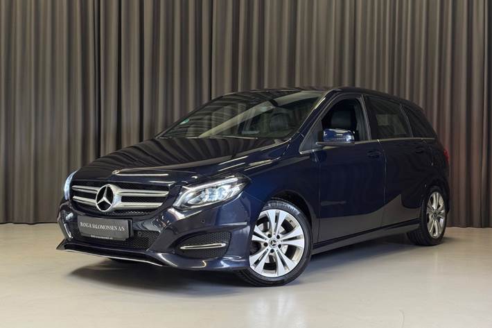 Blå Mercedes B200 d fra 2017 set udefra