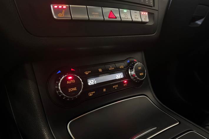 Blå Mercedes B200 d fra 2017