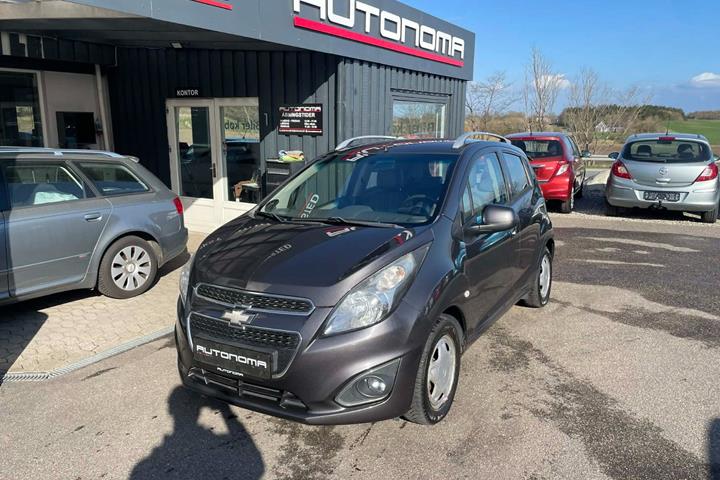 Grå Chevrolet Spark fra 2013 set udefra