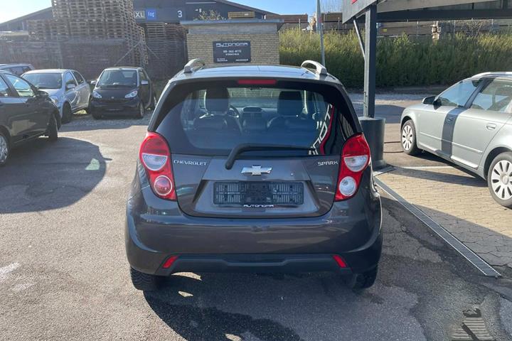 Grå Chevrolet Spark fra 2013 set udefra