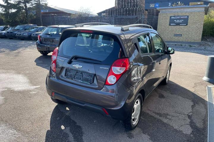 Grå Chevrolet Spark fra 2013