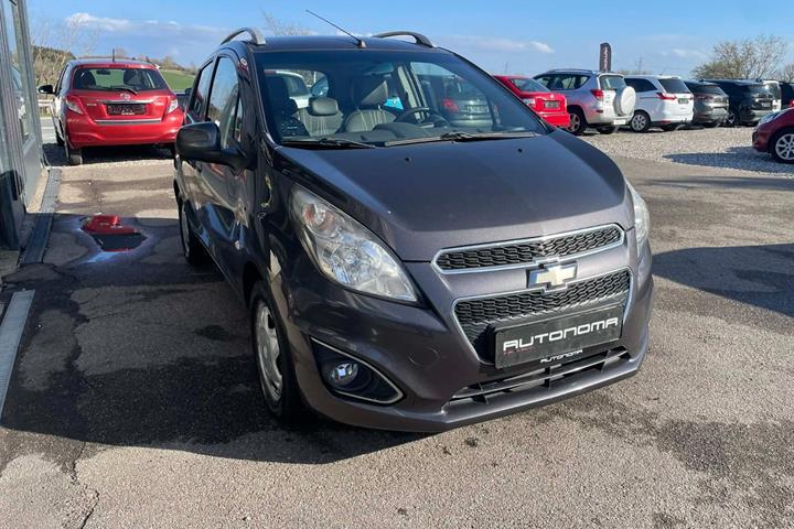 Grå Chevrolet Spark fra 2013 set udefra
