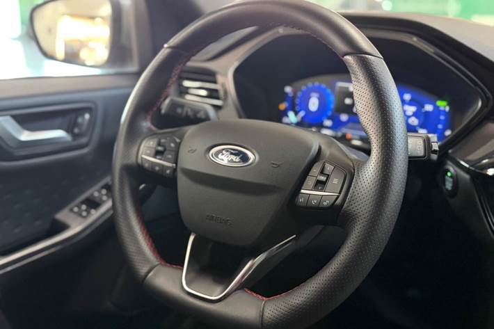 Grå Ford Kuga fra 2020