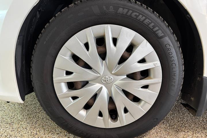 Hvid Toyota Yaris fra 2021
