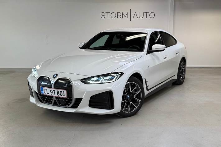 Hvid BMW i4 fra 2022 set udefra