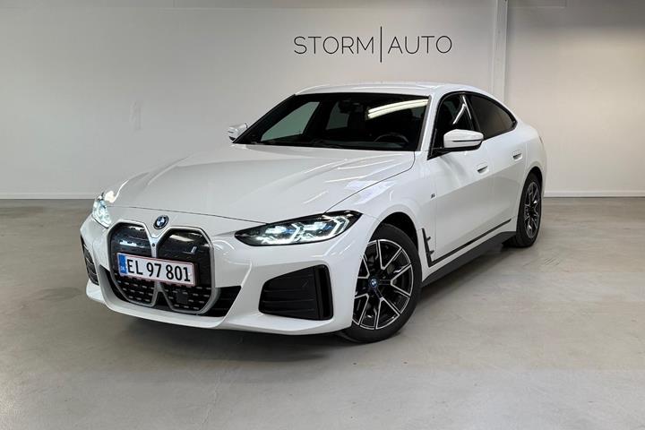 Hvid BMW i4 fra 2022 set udefra