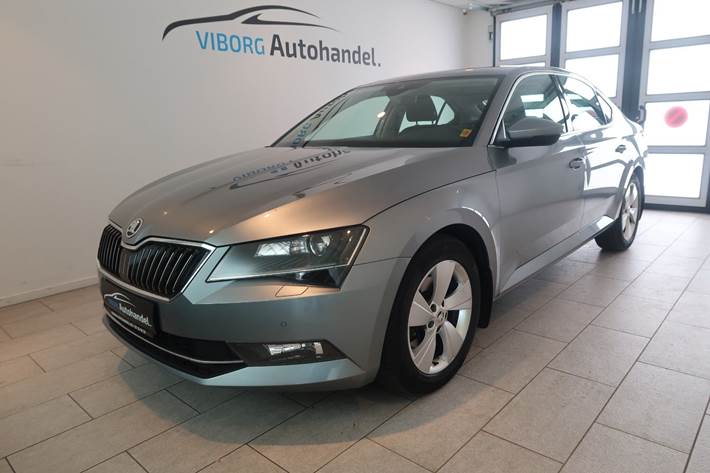 Grå Skoda Superb fra 2016 set udefra