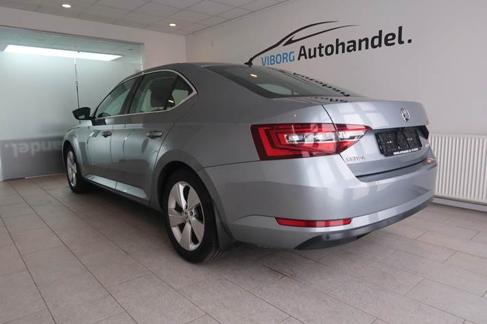 Grå Skoda Superb fra 2016