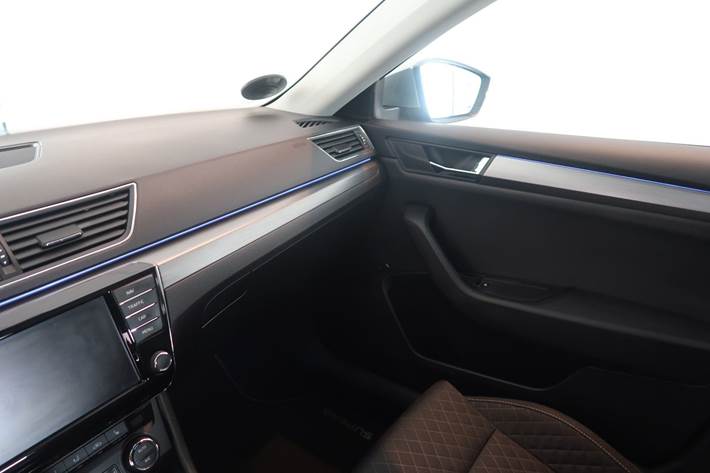 Grå Skoda Superb fra 2016