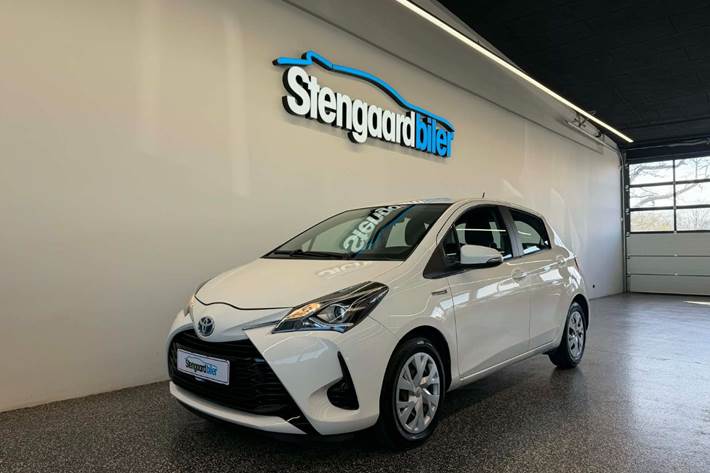 Hvid Toyota Yaris fra 2020 set udefra