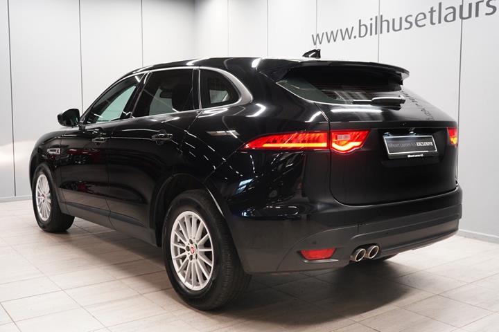 Sort Jaguar F-Pace fra 2018