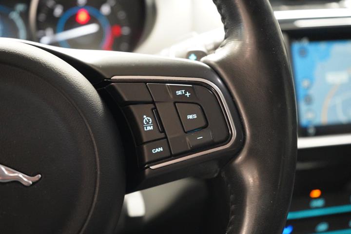 Sort Jaguar F-Pace fra 2018