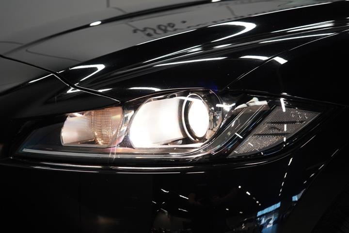Sort Jaguar F-Pace fra 2018