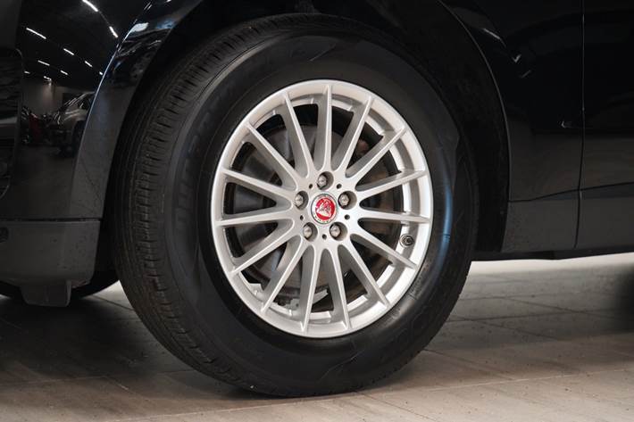 Sort Jaguar F-Pace fra 2018