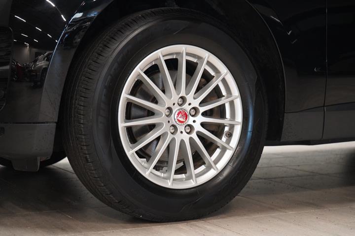 Sort Jaguar F-Pace fra 2018