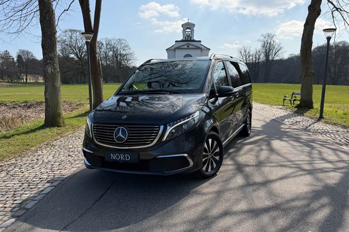 Grøn Mercedes EQV300 fra 2021 set udefra
