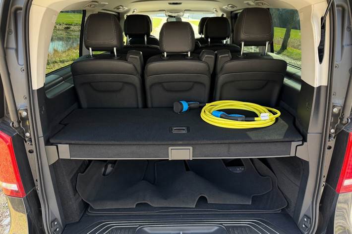 Grøn Mercedes EQV300 fra 2021