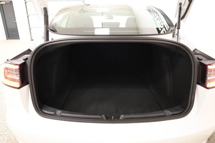 Hvid Tesla Model 3 fra 2021