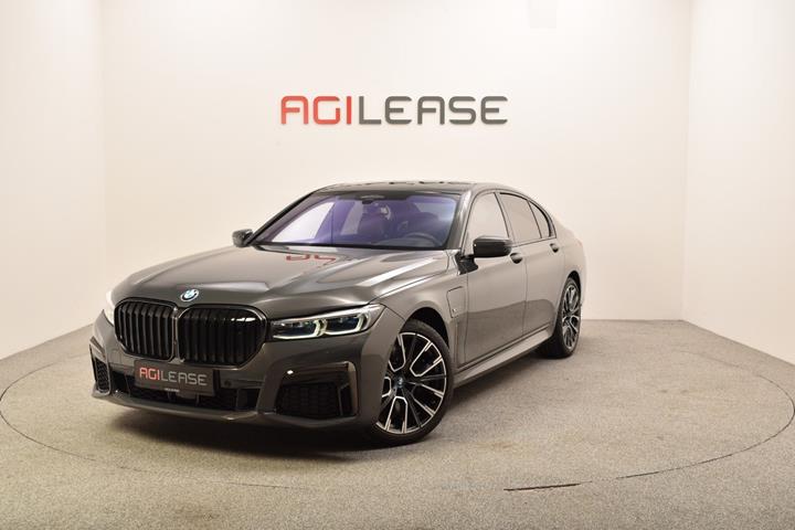 Grå BMW 745e fra 2022 set udefra