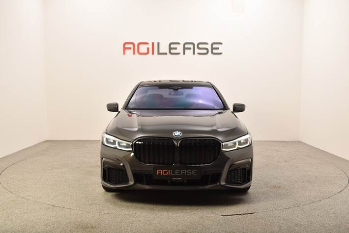 Grå BMW 745e fra 2022