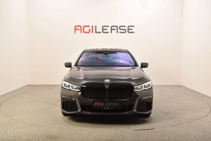 Grå BMW 745e fra 2022 set udefra