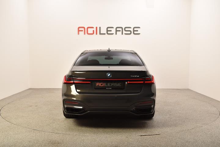 Grå BMW 745e fra 2022 set udefra