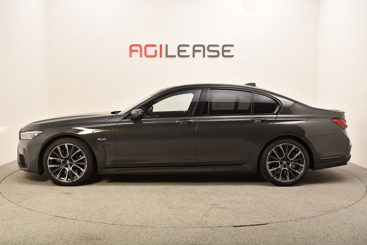 Grå BMW 745e fra 2022