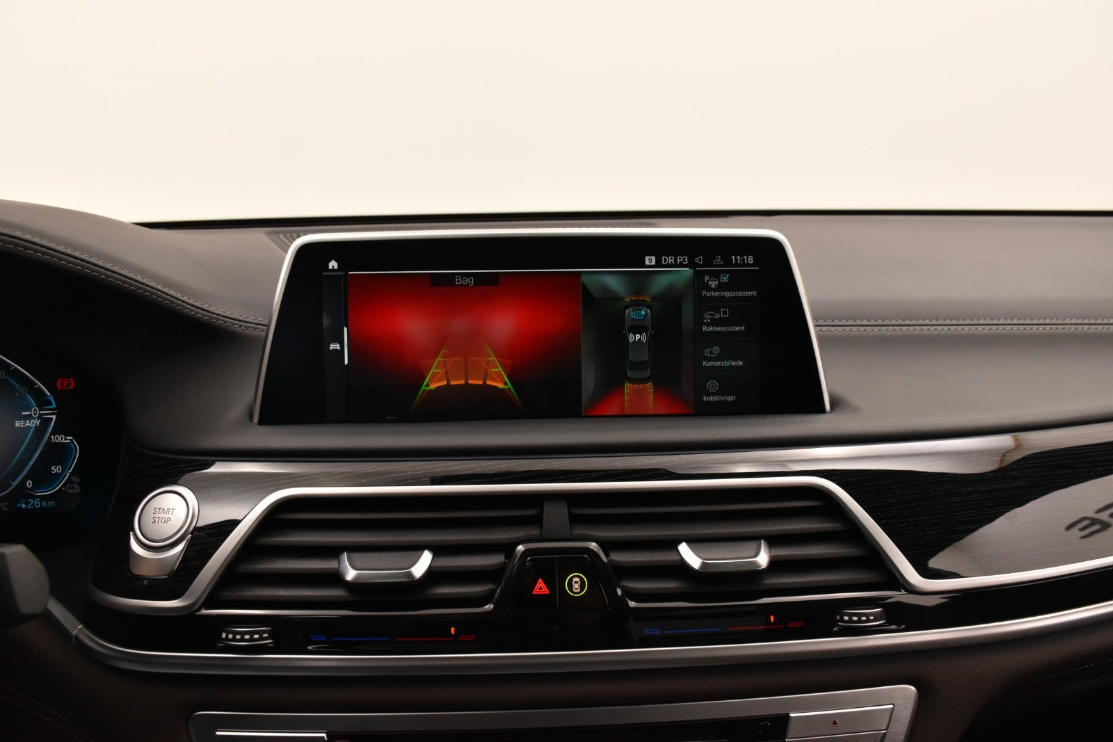 Grå BMW 745e fra 2022 set indefra